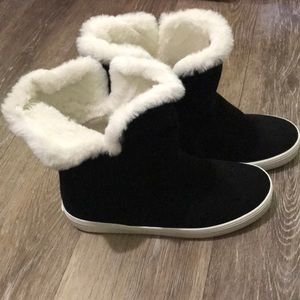 New old navy fur boots